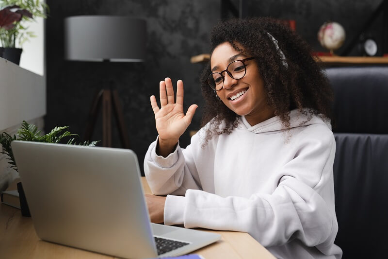 interagir e praticar o novo idioma com outros estudantes